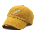 Dettaglio del ricamo a piuma bianca su un cappellino da baseball in cotone giallo senape - Giallo