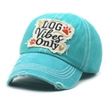Vintage turquoise katoenen baseballpet met distressed details en DOG Vibes Only patch - Cyaan