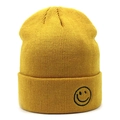 Dettaglio del berretto in maglia gialla con ricamo a forma di sorriso sul risvolto - Giallo Zenzero Smiley