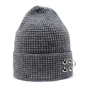 Détail d'un bonnet gris en maille gaufrée avec trois anneaux métalliques sur le rebord - M (56-58cm) / Gris