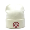 Dettaglio del berretto in maglia panna con uno smiley rosso ricamato sul risvolto - Faccina Sorridente Bianca