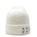 Détail du bonnet en maille blanche avec texture gaufrée et six anneaux métalliques - M (56-58cm) / Blanc