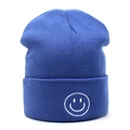 Berretto in maglia blu scuro con ricamo smiley bianco sul risvolto del cappello - Faccina Sorridente Blu