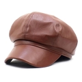 Primer plano de gorra de cuero sintético marrón oscuro con detalles de costura - Marrón / Ajustable