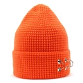 Gros plan sur un bonnet orange en maille gaufrée avec anneaux métalliques décoratifs - M (56-58cm) / Orange