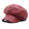 Detalle de gorra newsboy de cuero PU rojo oscuro que muestra textura y diseño retro - Rojo / Ajustable