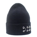Bonnet en tricot noir pour femme avec anneaux métalliques argentés et bord replié - M (56-58cm) / Noir