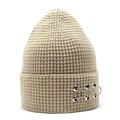 Détail du bonnet en maille beige avec anneaux métalliques décoratifs sur le revers - M (56-58cm) / Poche zippée