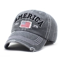 Dettaglio del cappellino vintage grigio slavato con ricamo bandiera americana e scritte - Regolabile / Grigio