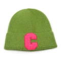 Dettaglio del berretto in maglia verde con toppa lettera C ricamata in spugna rosa - Verde