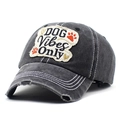 Dettaglio del cappellino vintage in cotone lavato con ricamo DOG Vibes Only e bordo usurato - Regolabile / Nero
