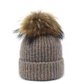 Détail d'un bonnet d'hiver en grosse maille avec un grand pompon en fausse fourrure - M (56-58cm) / Kaki
