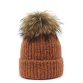 Détails du tricot à grosses côtes et pompon en fourrure amovible sur ce bonnet d'hiver - M (56-58cm) / Couleur caramel