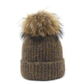 Détail du bonnet en maille marron chiné avec pompon duveteux et texture côtelée épaisse - M (56-58cm) / Marron