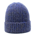 Detailaufnahme der blau-braun melierten Strickmütze mit dicker vertikaler Rippenstruktur - M(56-58cm) / Blau