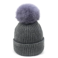Detalle del gorro de punto gris oscuro con un gran pompón morado de pelo sintético - Talla única / Gris