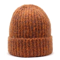 Nahaufnahme der orangefarbenen Strickmütze mit Mohair-Textur und geripptem Umschlag - M(56-58cm) / Karamellbraun