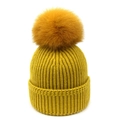 Detalle del gorro de punto acanalado amarillo jengibre con un gran pompón de piel - Talla única / Amarillo