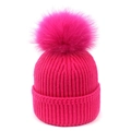 Detalle de gorro de punto rojo rosa con un gran pompón de piel de zorro real suave - Talla única / Rosa rojo