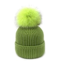 Detalle de gorro de punto acanalado verde con gran pompón de piel sintética fluorescente - Talla única / Verde