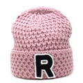 Nahaufnahme der rosa grob gestrickten Beanie mit gesticktem Buchstaben-R-Patch am Umschlag - Rosa