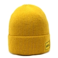 Dettaglio di un berretto in maglia giallo brillante con strisce e toppa logo ADEK - Taglia unica / Giallo