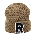 Detailansicht der braunen Strickmütze mit R-Stickerei und grober Wabenstruktur für Winter - Braun