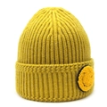 Détail du bonnet en maille côtelée jaune avec un écusson smiley en tissu bouclé - Jaune