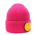 Bonnet en tricot rose fuchsia pour femme avec patch smiley jaune, chaud et décontracté - Rose rouge