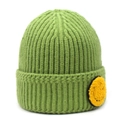 Gros plan du bonnet en maille côtelée vert herbe avec un écusson smiley jaune - Vert