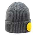 Détail de la texture en maille d'un bonnet gris avec un écusson jaune souriant mignon - Gris