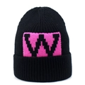Damen Strickmütze in Schwarz mit pinkfarbenem W-Logo für einen trendigen Winterlook - Schwarzer Body Mit Rosa W-Aufnäher / Rosarot