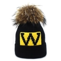 Berretto in maglia nera con pompon in vera pelliccia e toppa gialla con lettera W - Giallo