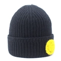 Gros plan d'un bonnet en maille côtelée noire avec un écusson smiley jaune brodé - Noir