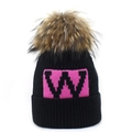 Berretto in maglia nera con toppa rosa lettera W e grande pompon in pelliccia - Rosa Rosso