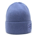 Dettaglio del berretto in maglia blu con toppa ADEK e trama a costine per l'inverno - Taglia unica / Blu