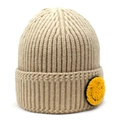 Détail du bonnet en maille côtelée beige avec un écusson sourire en chenille jaune - Kaki