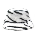 Dettaglio del cappello a secchiello in finta pelliccia zebrata con morbida trama felpata - M / Stampa Zebra Bianca