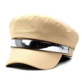 Détail de la casquette militaire beige avec sangle métallique argentée et gravure de la lettre M - M (56-58cm) / Beige