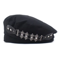 Schicke schwarze Schirmmütze mit Silberkette, Nieten und Strasssteinen auf weißem Grund - Metallketten- und Strass-Stil / Schwarz