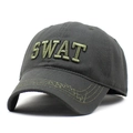 Dettaglio cappello tattico con ricamo SWAT 3D e cuciture a zigzag sulla visiera rigida - M (56-58cm) / Verde