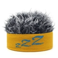 Detail eines gelben Stirnbands mit ZZZ-Logo und flauschiger grauweißer Kunsthaar-Perücke - Gelbe Grundfarbe + Grau