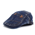 Dettaglio del berretto in denim lavato con cuciture arancioni e toppe decorative in pelle - Regolabile / Blu scuro