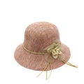 Détail d'un chapeau de soleil tressé à larges bords avec fleur en mousseline et lien - Rose