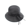 Détail d'un chapeau de soleil noir élégant à large bord avec une fleur décorative tissée - Noir