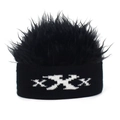 Dettaglio del berretto in maglia con capelli in finta pelliccia nera e motivo XXX bianco - Regolabile / Base Nera Capelli Neri