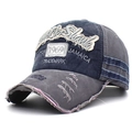 Detailweergave van de 1969 vintage pet met versleten rand en Rock Shark geborduurde patches - Rock Shark Geborduurd / Marineblauw & Grijs