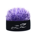Detailansicht der lila Perückenmütze mit ZZZ-Stickerei auf dem schwarzen Strickbund - Schwarzer Hintergrund + Lila
