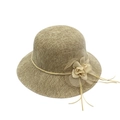 Détail d'un chapeau de soleil en lin marron avec fleurs en tissu et nœud de corde décoratif - Brun Clair