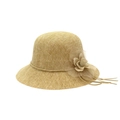 Vue détaillée du chapeau de soleil en paille beige avec tissage fin et fleur de tulle - Kaki